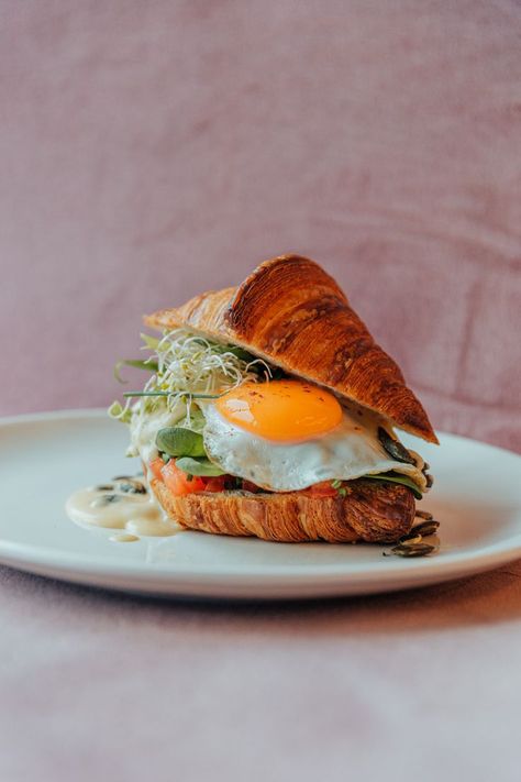 Avocado Croissant, Egg Croissant, Breakfast Menu Ideas, Breakfast Croissant, Pottery Cafe, Spinach Avocado, Egg Benefits, Croissant Breakfast, Huevos Fritos