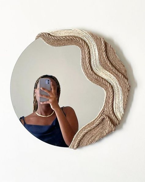 Boho Mirror Decor, Wall Mirror Bedroom, Mirror Decorating Ideas, Wall Mirror Ideas, Macrame Decor Ideas, Mirror Craft, Spiegel Diy, Boho Mirror, Macrame Mirror