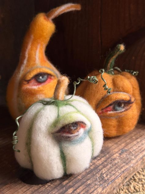 Needle felted cyclop pumpkin and gourd trio! Which one has his eye on you? One of a kind, never another like these three. Perfect for your unsettling Halloween decor which will keep a watchful eye on your guests. Each is signed by me, the artist. This is not a toy but fully enjoyable! Needle Felted Fungi, Felting Animals Easy, Needle Felt Pumpkin, Needle Felted Faces, Needle Felted Characters, Needle Felted Pumpkins, Acorn Cap Crafts, Needle Felt Ideas, Halloween Needle Felting