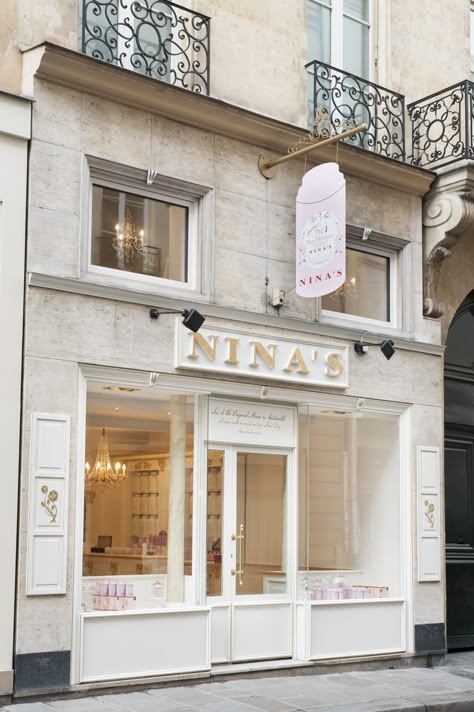 Boutique Nina's Paris Paris Store Fronts, Salon Shop Front Ideas, Display Visual Merchandising, Paris Streets, French Boutique, Paris Boutique, Storefront Design, Montmartre Paris, Shop Fronts