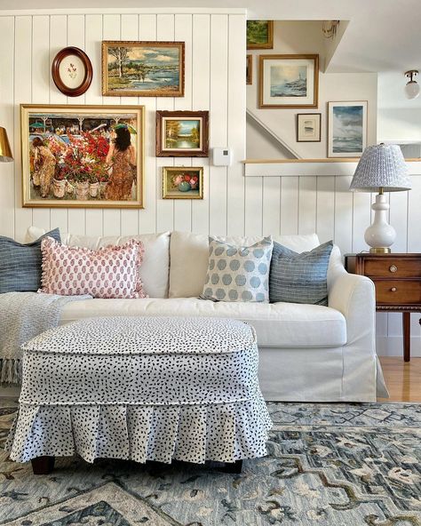 Small Room With Chair, Coastal Cool Living Room, Coastal Grandmother Aesthetic House Living Room, Coastal Cottage Decorating Living Room, Farmhouse Chic Decor Living Room, Cottage Pillows Couch, Southern Cottage Living Room, Cottage Couches Living Room, Vintage Coastal Living Room