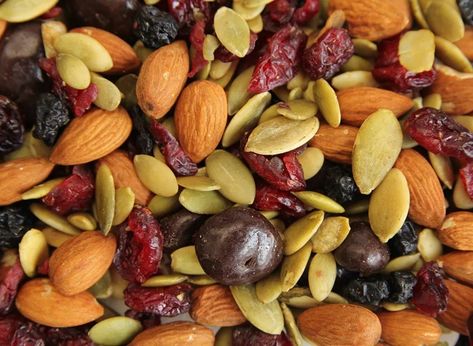 Hunting Snacks, Healthy Trail Mix Recipes, Praline Pecans, Healthy Trail Mix, Healthy Travel Snacks, Trail Mix Recipes, Homemade Trail Mix, Snack Mixes, Travel Snacks