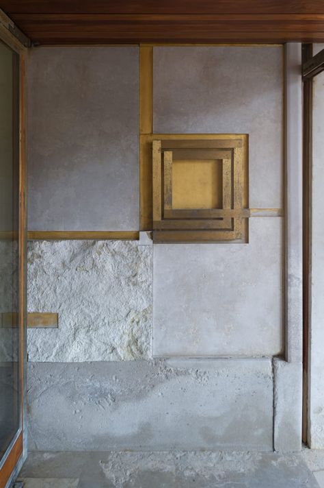 Carlo Scarpa, Xavier de Jauréguiberry · Negozio Olivetti · Divisare Carlo Scarpa Detail, Cladding Design, Living Museum, Carlo Scarpa, Window Handles, Famous Architects, Contemporary Interior Design, Design Course, Sustainable Architecture