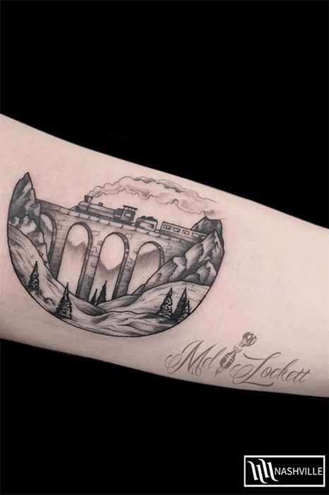 23 Amazing Harry Potter tattoos you have to see! #HarryPotter #tattoo Hogwarts Express Tattoo, Literary Tattoos Books, Harry Potter Tattoo Unique, Literary Tattoos Quotes, Harry Potter Tattoo Sleeve, Train Tattoo, Literary Tattoo, Tattoo Perna, Hp Tattoo