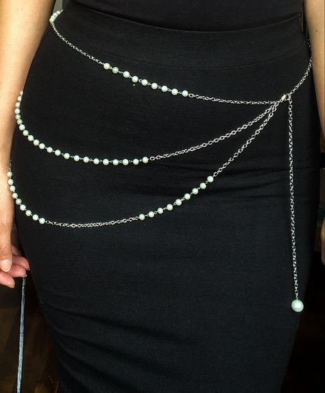 Waist Chain Ideas, Pearl Belt Outfit, Beaded Belt Diy, Pearl Waist Chain, Waist Accessories, Jewelry Belt, Diy Earrings Easy, Pearl Belt, Preppy Jewelry