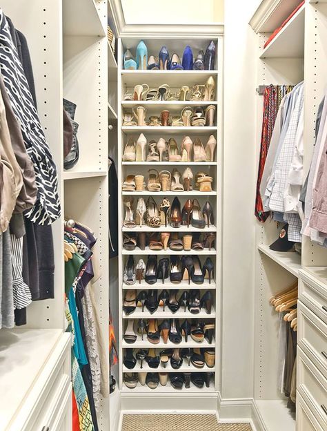 Store your shoes heel to toe so that more pairs can fit on a shelf Narrow Closet, Small Walk In Closet, Closet Small Bedroom, Closet Shoe, Walking Closet, Closet Shoe Storage, Walk In Closet Design, Simple Closet, Shoe Shelves