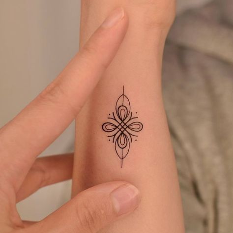 40 Best Female Tattoo Ideas With Meaning - Your Classy Look Female Tattoo Ideas With Meaning, Tattoo Designs Fine Line, Tattoo Designs Minimalist, Fine Line Tattoo Designs, Female Tattoo Designs, Line Tattoo Designs, Female Tattoo Ideas, Tattoo Ideas With Meaning, Unalome Tattoo