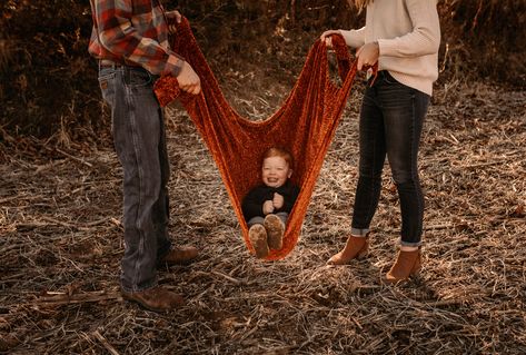 Fall Backyard Family Photos, Creative Fall Family Photoshoot, Early October Family Photos, October Mini Photoshoot, Fall Family Photos With Blanket, Small Family Fall Pictures, Fall Outdoor Pictures Family, Diy Fall Family Photos At Home, Fall Toddler Picture Ideas