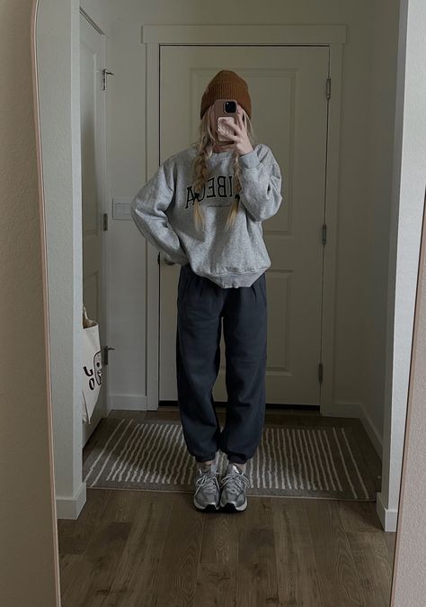 Sweater And Sweatpants Outfits, Sweatpant Outfits, Cute Sweatpants Outfit, Sweatpants Outfits, Cute Sweatpants, Sweatpants Outfit, Freshman Year, Fashion Winter, Athleisure