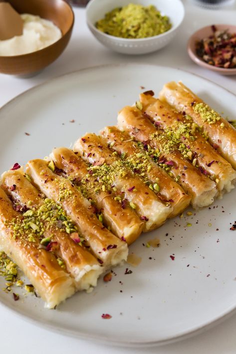 Arabic Finger Food, Ashta Fingers, Eid Recipe Ideas, Finger Desserts, Comfort Meals, Arabic Desserts, Syrian Food, Lebanese Food, Individual Desserts