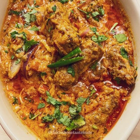 Chicken Tikka Karahi - Pakistani Style (Murgh Tikka Kadai) | Tickle Those Taste Buds Chicken Karahi Recipe Pakistani, Pakistani Chicken Recipes, Seekh Kebabs, Karahi Recipe, Pakistani Dishes, Leg Quarters, Chicken Karahi, Chicken Leg Quarters, Creamy Chicken Recipes