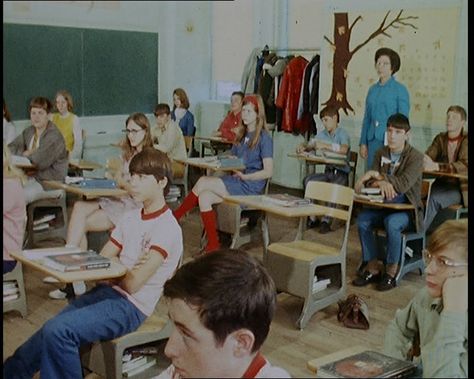 Retro classroom scene! Mute but adorable footage from a 1970s school classroom! www.britishpathe.... 70s School Aesthetic, 80s Classroom Aesthetic, School 90s, 1970s School, 1980s School, 80s School Aesthetic, 80s Classroom, 70s Classroom, 80s School