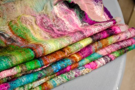 Easy Felt Crafts, Wet Felting Tutorial, Tovad Ull, Felting Tutorial, Wool Felt Projects, Wet Felting Projects, Nuno Felt Scarf, Instant Gratification, Needle Felting Tutorials