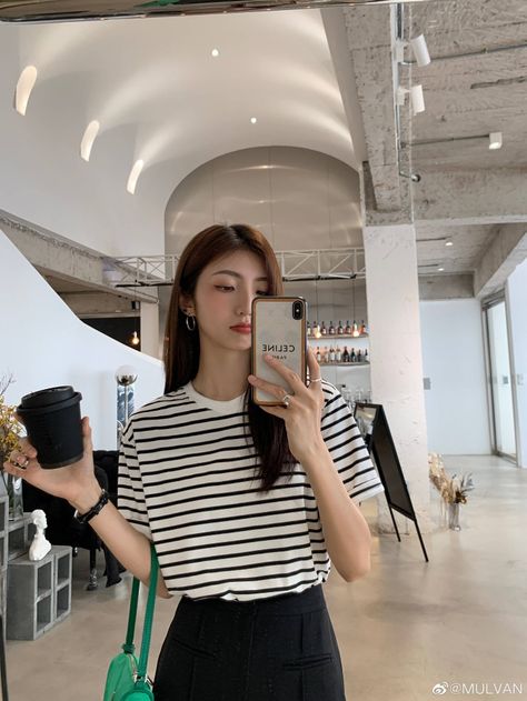 Striped Tshirt Outfits, Stripes Tshirt, Striped Tshirt, Outfit Oversize, Tshirt Outfit, Shirt Korean, Spring Fits, Tshirt Outfits, Teen Fashion Outfits