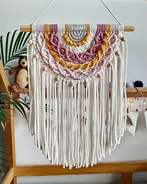 Collar Tutorial, Colorful Macrame, Plant Hanger Macrame, Crochet Hot Pads, Boho Crafts Diy, Macrame Knots Pattern, Macrame Rainbow, Macrame Wall Hanging Diy, Macrame Wall Hanging Patterns