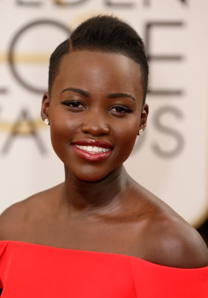 Lupita Nyongo Hair, Maroon Eyeshadow, Beauty And Cosmetics, Choppy Pixie Cut, Red Curls, Red Carpet Hair, Celebrity Makeup Looks, Golden Globes Red Carpet, Lupita Nyong'o