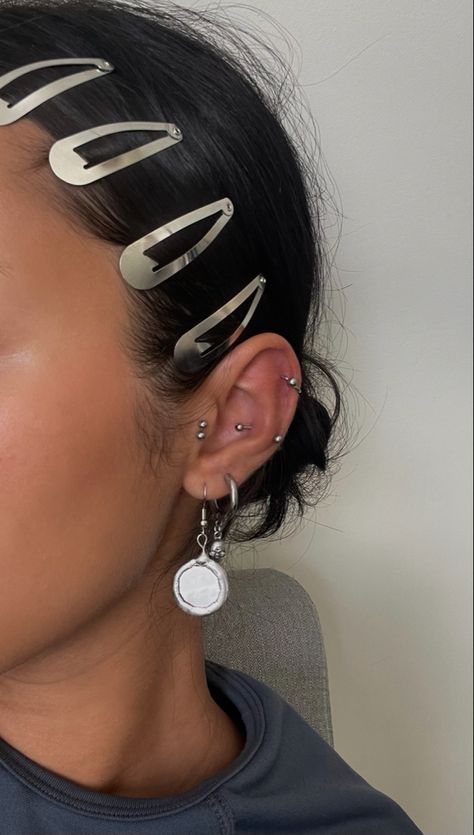 Unique Tragus Jewelry, Helix Tragus Piercing, Tragus Piercing Silver, Silver Ear Styling, Snug Piercing Jewelry, Edgy Ear Piercings, Tragus Piercing Aesthetic, Tragus And Helix Piercing, Earring Arrangement