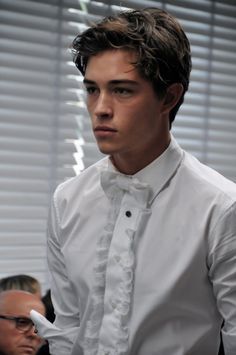 Francisco Lachowski Young, Chico Lachowski, Long Haired Men, Francisco Lachowski, Messy Hairstyles, Male Models, White Shirt, Other People, Mens Hairstyles