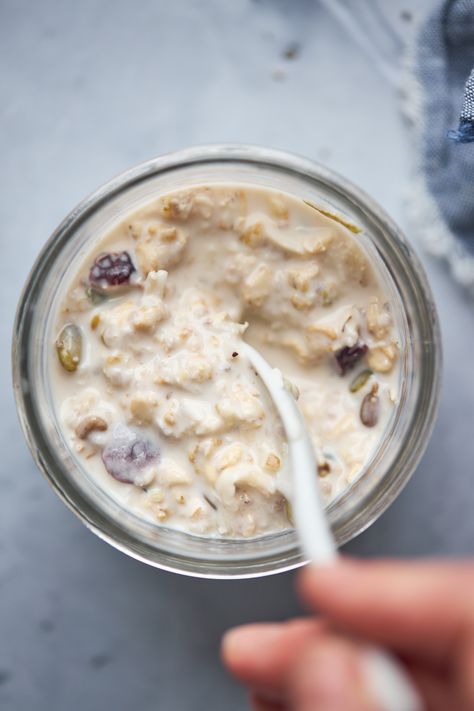 Muslei Cereal, Breakkie Ideas, Swiss Oatmeal, Oatmeal Overnight Oats, Bircher Muesli Recipe, Swiss Muesli, Overnight Muesli, Oatmeal Overnight, Healthy Protein Desserts