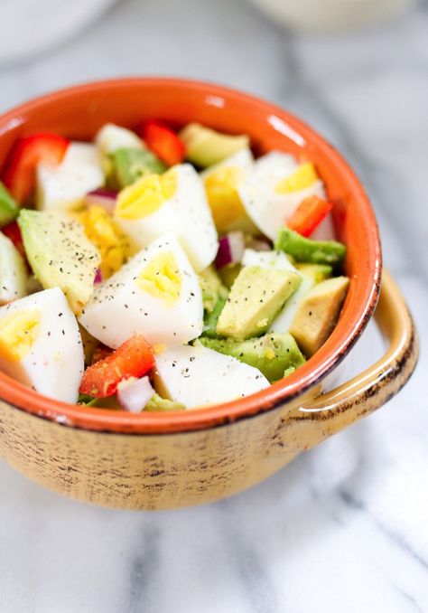 Hardboiled Egg and Avocado Bowl --> Protein + Healthy fats! Avocado Ideas, Avocado Bowl, Hard Boiled Egg, Protein Dinner, Under 300 Calories, Healthy Protein Snacks, Keto Pancakes, Egg Recipe, 300 Calories