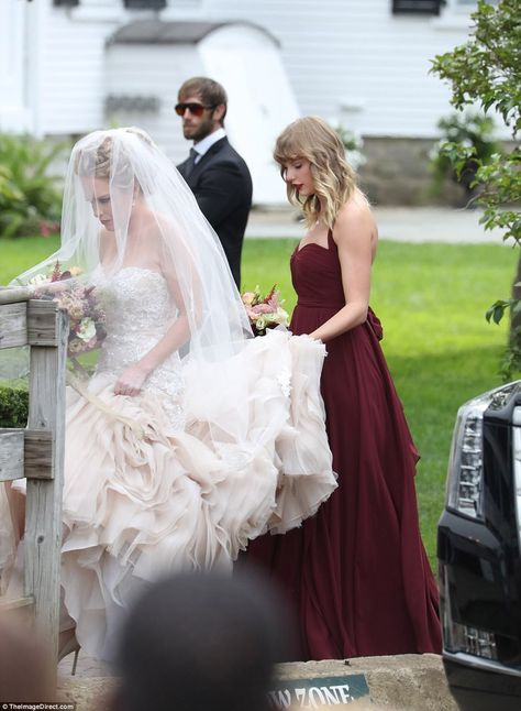 Here comes the bride (with the world's biggest pop star behind her): The top part was lace with a sweetheart neckline and no straps. The bottom had plenty of tulle Taylor Swift Abigail Wedding, Abigail Taylor Swift, Taylor Swift And Abigail Anderson, Taylor Swift Abigail, Abigail Anderson, Style Taylor Swift, Taylor Nation, Essense Of Australia, Estilo Taylor Swift