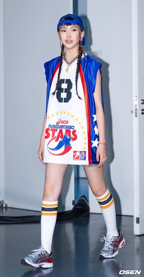 Kcon 2022, Hyein Newjeans, Newjeans Hyein, Crochet Crop Top Pattern, College Fits, New Jeans Style, Jersey Outfit, Fashion Photography Poses, Crochet Crop Top