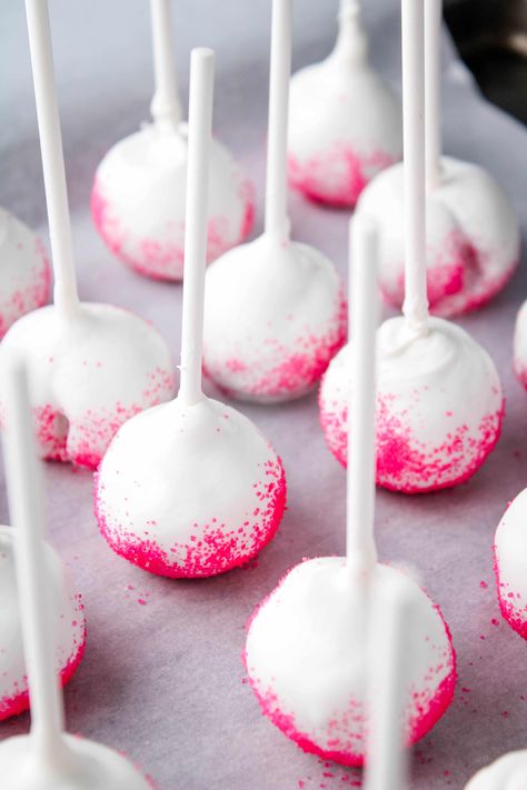 Red velvet cake pops are a delicious treat for kids and kids at heart. This recipe is really simple and can be personalized with all your favorite decorations. The perfect dessert to bring to your next party. Red Velvet Cake Pops Recipe, Homemade Red Velvet Cake, Holiday Cake Pop, Red Velvet Cake Pops, Cake Pops Recipe, Cream Cheese Frosting Cake, Chocolate Cherry Cake, White Chocolate Candy, Red Velvet Cake Mix