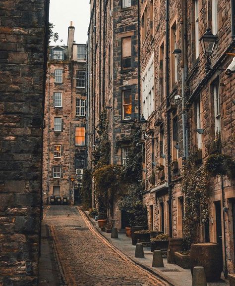 Simply Scotland on Instagram: “The beautiful streets in Edinburgh♥️ What’s your favourite place in Edinburgh? Congratulations to @thibault_casier 📍Location: Edinburgh  Go…” Old Town Edinburgh, Academia Aesthetics, London Pubs, Beautiful Streets, London Calling, Edinburgh Scotland, Academia Aesthetic, Photography Techniques, London Travel