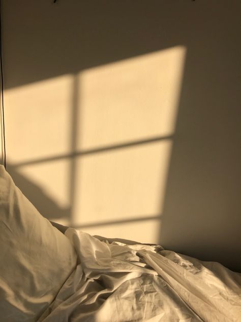 Sunrise shadow of window on wall above bed with white sheets Sun Widget Aesthetic, Morning Sunrise Aesthetic Window, Sunrise Aesthetic Window, Levi Sleeping, Sunrise Bedroom, Daylight Aesthetic, Sunrise Window, Pjo Cabins, Dota 2 Heroes