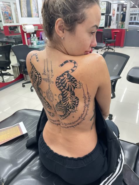 Back Tattoo Tiger, Shoulder Snake Tattoo, Asian Back Tattoo, Thai Tiger Tattoo For Women, Tiger Back Piece Tattoo Women, Thai Spine Tattoos For Women, Sak Yant Tattoo Women, Tattoo Dos, Upper Back Tattoo