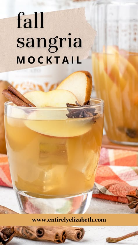 Paleo Fall Drinks, Non Alcoholic Sangria Fall, Apple Cider Sangria Mocktail, Fall Inspired Mock Tails, Apple Mocktail Non Alcoholic, Fall Sangria Non Alcoholic, Fall Sangria Mocktail, Apple Juice Mocktail Recipe, Mocktails Non Alcoholic Easy Pitcher