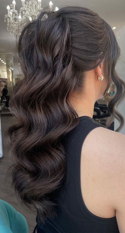 Half Ponytail Hairstyles Wedding, Peinados Para Graduacion Sueltos, Curled Ponytail Hairstyles, Retro Ponytail, Hairstyle Hacks, Loose Curls Hairstyles, Hollywood Curls, Curled Ponytail, Butterfly Haircut