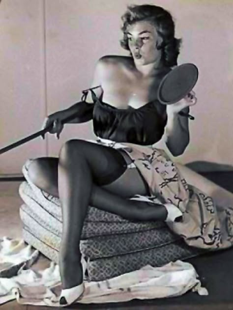 Vintage Pin-up 68 Vintage Pin Up Photography 1950s Models, Vintage Pinup Photoshoot, Gracie Bon, Pin Up Pictures, Vintage Photo Prints, Comic Face, Pin Up Vintage, Pin Up Poses, Gil Elvgren