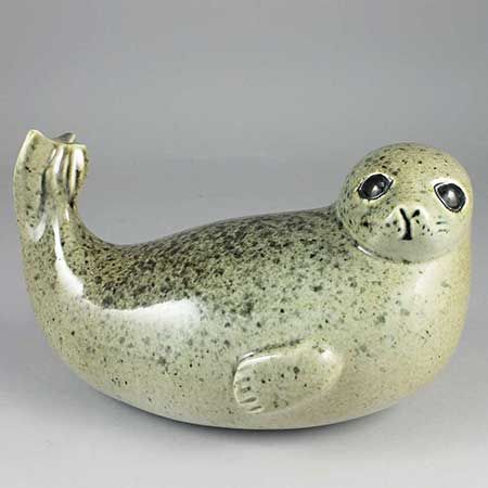 An Overview of Lisa Larson's Seals Clay Seal, Bertil Vallien, Lisa Larson, Pottery Animals, Christmas Portraits, Play Clay, Mid Century Ceramics, Glass Figurines, Christmas Plates