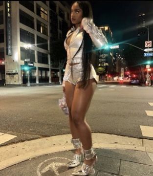 Chrome Outfits Black Women, Chrome Party Outfits, Silver Baddie Outfits, Taurus Birthday Outfit, Chrome Outfit Black Women, Baddie Concert Outfits, Silver Skirt Outfits, Aries Szn, Outfit Black Women