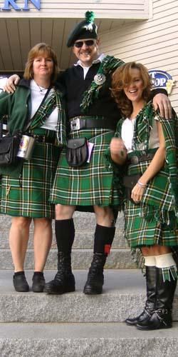 Irish kilts Celtic Background, Buff Men, Irish Kilt, Scottish Dress, Kilt Accessories, Scottish Clothing, Gay Weddings, Irish Style, Leather Kilt