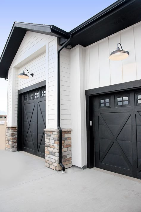 These Garage Doors Are So Pretty You Almost Don't Want to Open Them | Hunker Black And White Garage, Black Garage Doors, White Garage, Black Garage, Farmhouse Exterior Design, Interior Design Minimalist, Modern Farmhouse Exterior, Casa Exterior, Farmhouse Exterior