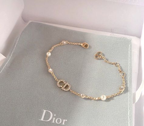 #dior #armband #designerjewelry #girlstyle #style #outfits Dior Jwellary, Designer Jewelry High End, Dior Armband, Expensive Jewlery, Bracelet Dior, Luxury Gift Ideas, Dior Bracelet, Dior Luxury, Luxury Bracelets