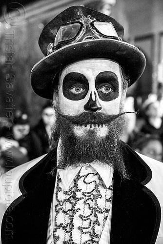 bearded man with skull makeup, steampunk costume, dia de los muertos Beard Halloween Makeup, Half Face Halloween Makeup, Mens Halloween Makeup, Beard Makeup, Halloween Beard, Halloween Hombre, Beard Costume, Style Comic, Halloween Make-up Looks