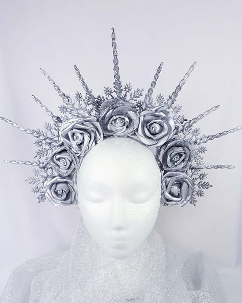 An extremely sparkly Ice Snow Queen halo headdress in silver. This #tiara headpiece has lots of #sparkles and #snowflakes. A Queenly… Snow Queen Crown Diy, Ice Princess Makeup, Holiday Headpiece, Ice Queen Costume, Ice Hair, Xmas Fashion, Princess Makeup, Tiara Headpieces, Headpiece Diy