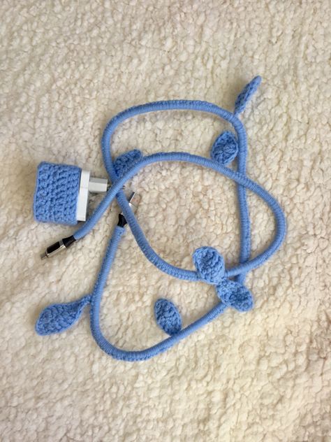 Crochet Phone Charger, Charger Crochet, Charger Cover, Phone Charger Diy, Diy Chargers, Crochet Patterns Free Beginner, Crochet Tutorials, Crochet Design, Crochet Flower Patterns