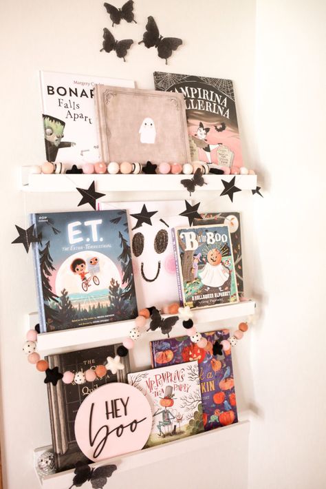 Holiday Themed Book Shelf, Halloween Bookshelf Decor Kids, Toddler Book Nook, Eyfs Halloween, Themed Bookshelves, Halloween Bookshelf Decor, Gustavo The Shy Ghost, Fall Bookshelf Decor, Book Rotation