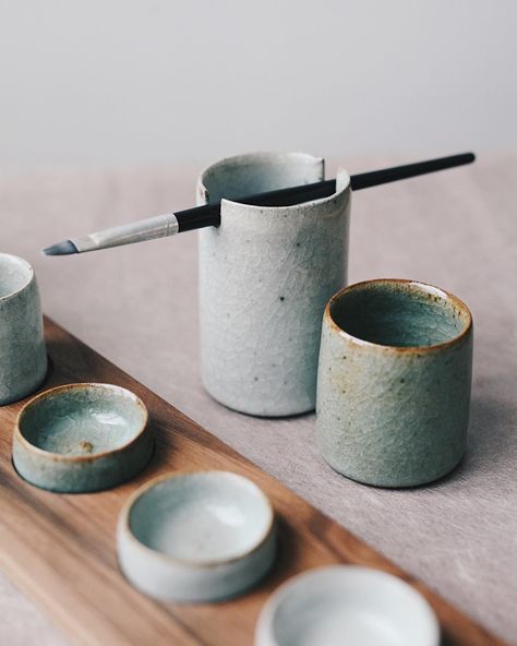 Florian Gadsby on Instagram: “A brush holder, water pot and part of a palette set. It’s a simple piece, a cylinder with slots cut either side. There’s little special…” Florian Gadsby, Ceramic Palette, Paint Brush Holder, Paint Brush Holders, Sculptures Céramiques, Keramik Design, Ceramic Flower Pots, Pottery Crafts, Diy Pottery