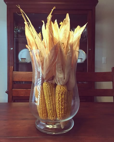 Corn Centerpiece Ideas, Corn Table Decorations, Corn Husk Decor, Corn Centerpiece Wedding, Ornamental Corn Decorations, Corn Decor, Corn Themed Party, Decorating With Corn Stalks, Corn Decorations