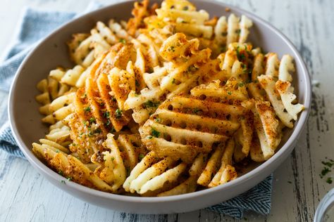 Seasoned Waffle Fries, Homemade Waffle Fries, Parmesan Waffles, Waffle Fries Recipe, How To Make Waffle, Fries Recipe Oven, Homemade Waffle, Potato Chip Recipes, Healthy Waffles