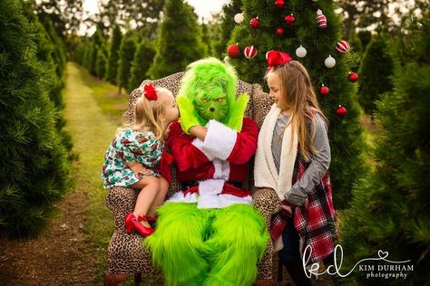 Holiday Photo Shoot, Funny Christmas Photos, Santa Mini, Christmas Photo Props, Children Photography Poses, Crushing It, Holiday Photoshoot, Family Christmas Pictures, Christmas Mini Sessions