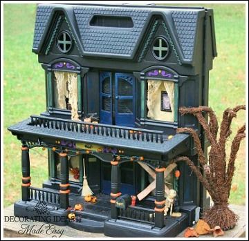 Halloween decorations - Take an old plastic doll house and turn it into a haunted house with spray paint and Halloween accessories! Homemade Halloween Crafts, Halloween Decorations To Make, Dollhouse Halloween, Art Mom, Casa Halloween, Halloween Fest, Haunted Dollhouse, Easy Halloween Decorations, Halloween Miniatures