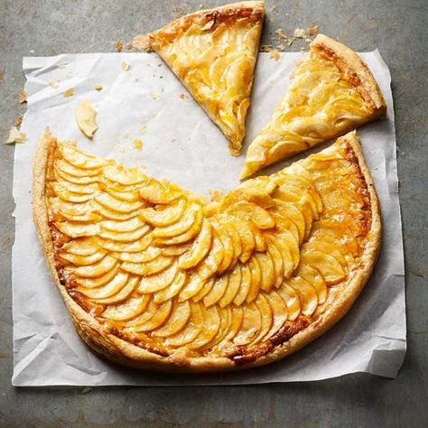 A classic French apple tart makes a wonderful show-stopper dessert for any dinner party. Desert Pies, Authentic Desserts, Mini Apple Tarts, Rustic Apple Tart, French Cakes, Treat Making, Pastry Dishes, French Apple Tart, Apple Tart Recipe