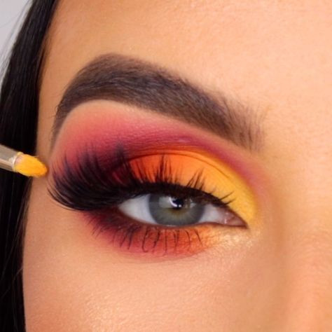 Serena 🦋’s Instagram video: “S U N S E T 🌞🌺 . Sunset smokey eyes, the perfect summer glam! 🧡 Using my first ever @natashadenona palette! It’s amazing, the colours are…” Sunset Eye Makeup, Red Eyeshadow Look, Sunset Makeup, Bright Eye Makeup, Yellow Makeup, Eye Makeup Steps, Eye Makeup Designs, Colorful Eye Makeup, Makeup Eye Looks