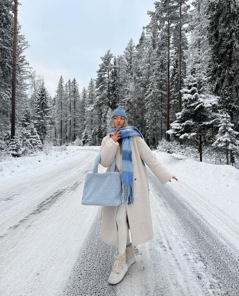 Winter Outfits Snowing, Snow Looks For Women, Outfit Snow Winter, Cute Snow Outfits For Women, Blue Winter Outfit, Winter Snow Outfits, Liza Rudkevich, Ski Trends, Snow Outfits For Women